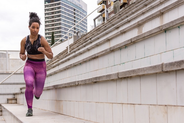 Fille en tenue de sport courir autour de la ville