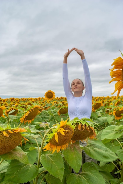 Fille sur le terrain avec des tournesols. Tournesols.