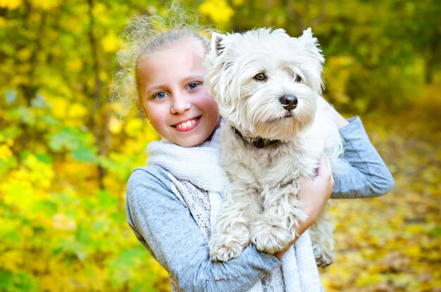 Fille avec terrier