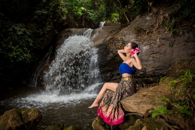 Fille thaïlandaise asiatique en belle robe.