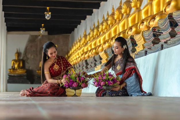 Fille Thaïlandaise De Belles Femmes Tenant Le Lotus De La Main En Costume Traditionnel Thaïlandais Avec Le Temple Ayutthaya, Culture De L'identité De La Thaïlande.