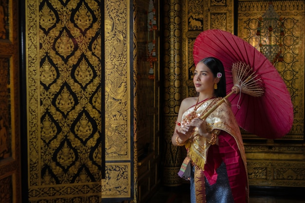 Fille thaïlandaise de belles femmes tenant le lotus de la main en costume traditionnel thaïlandais avec le temple ayutthaya, culture de l&#39;identité de la Thaïlande.