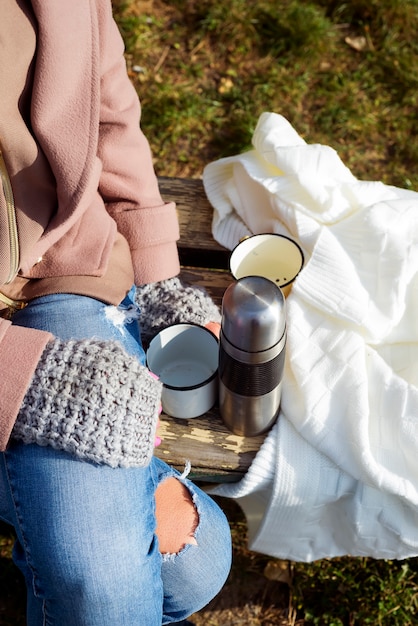 Une fille avec un thermos à la main