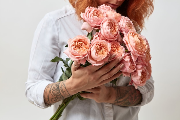 la fille tient un beau bouquet de roses roses pour la fête des mères. La Saint-Valentin,