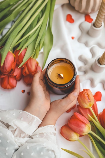 Une fille tient une bougie dans ses mains l'humeur du printemps