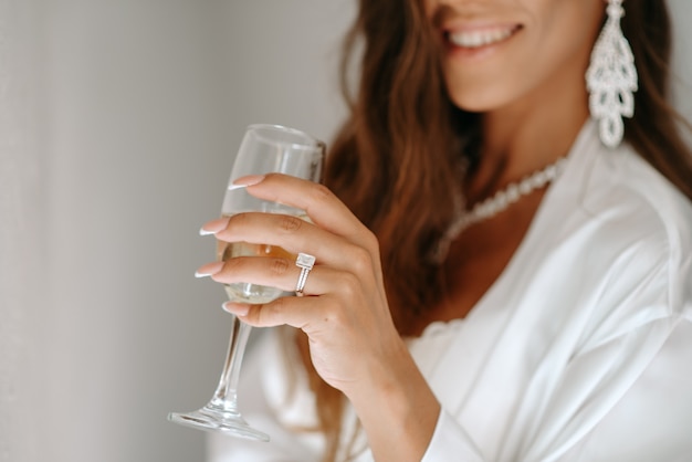 une fille tient une coupe de champagne