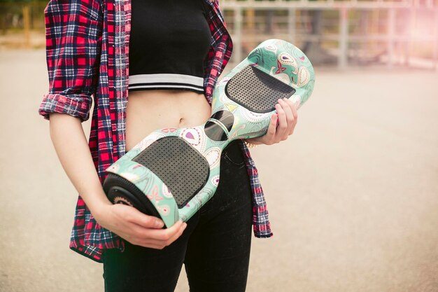 la fille tient un gyroboard