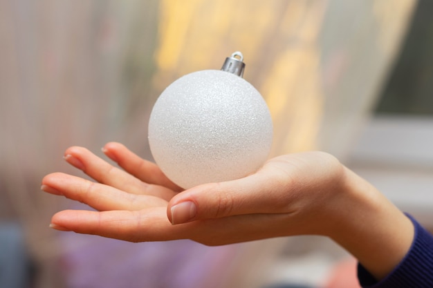 La fille tient un jouet d'arbre de Noël, les vacances du Nouvel An et Noël