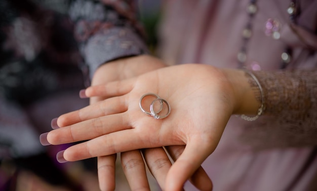 Une fille tient un symbole de paix dans sa main.