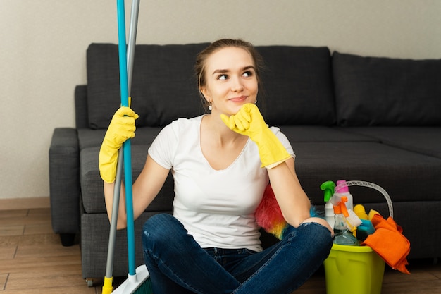 Une fille tient une vadrouille