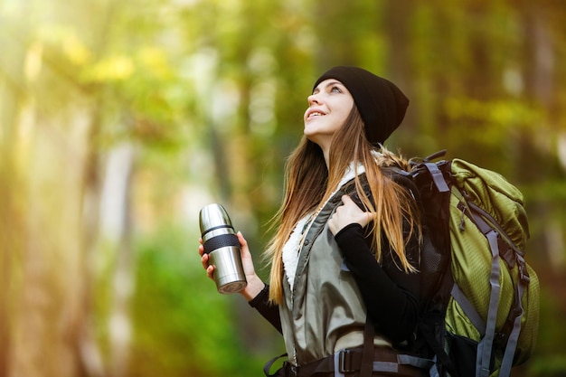 Fille de touriste dans la forêt