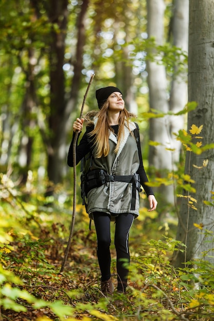 Fille de touriste dans la forêt