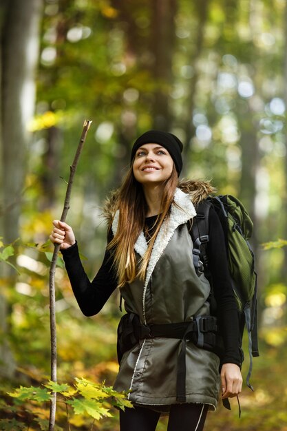 Fille de touriste dans la forêt