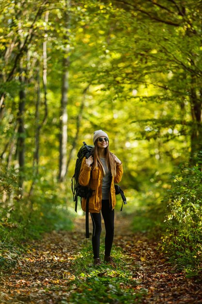 Fille de touriste dans la forêt