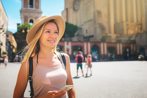 Fille de touriste explorant une nouvelle ville en été