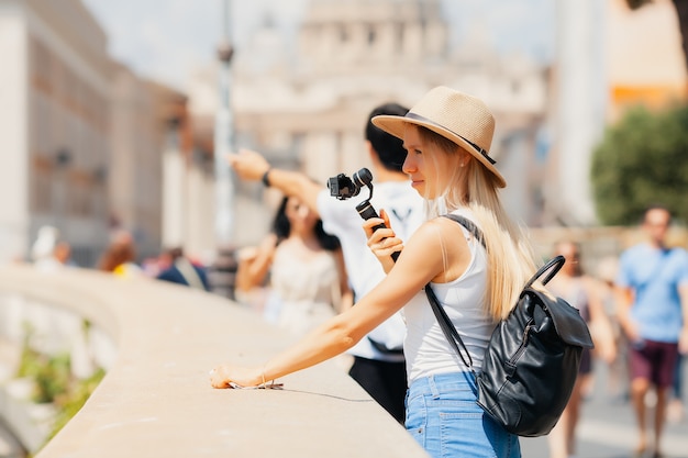 Fille de touriste explorant une nouvelle ville