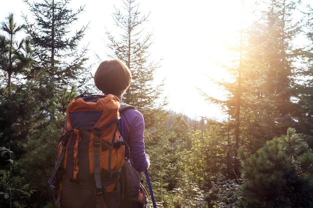 Fille de touriste sur une montagne