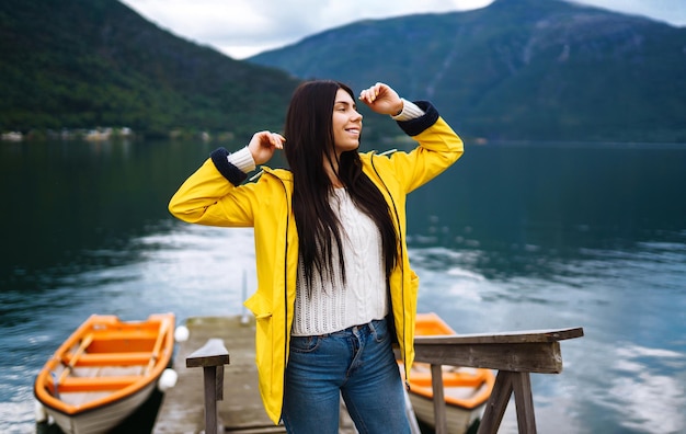 Fille touriste en veste jaune Femme active relaxante en Norvège Voyage d'aventure de style de vie