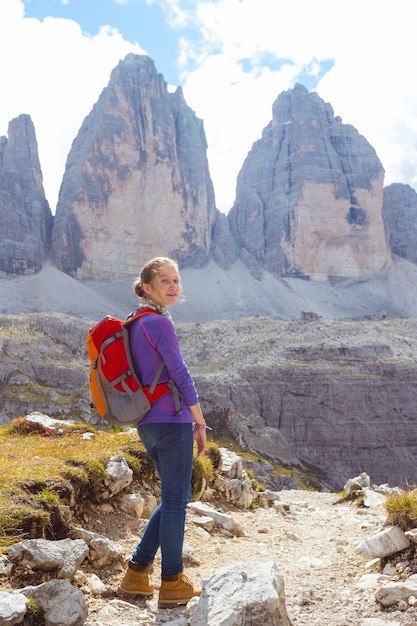 Fille de touristes aux Dolomites