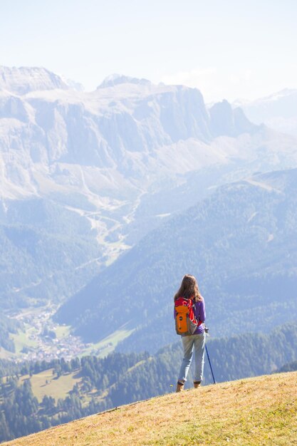 Fille de touristes aux Dolomites