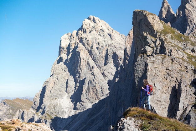 Fille de touristes aux Dolomites