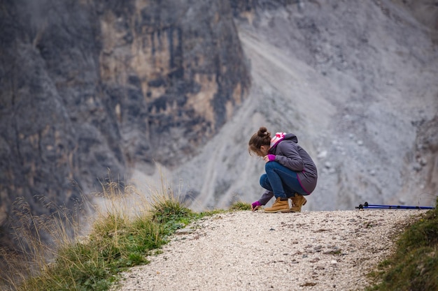 Fille de touristes aux Dolomites