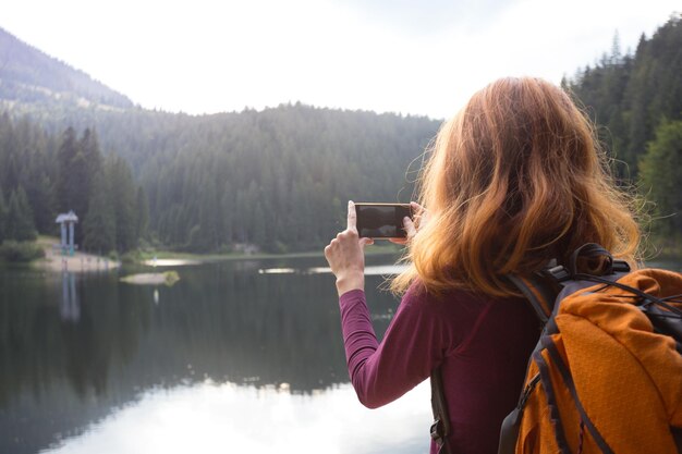 Fille de touristes sur un lac de montagne