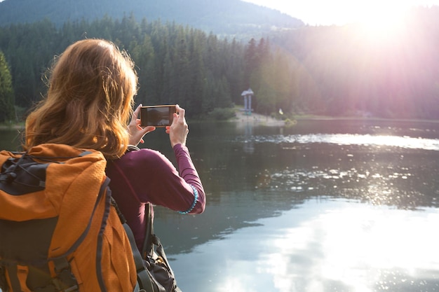 Fille de touristes sur un lac de montagne