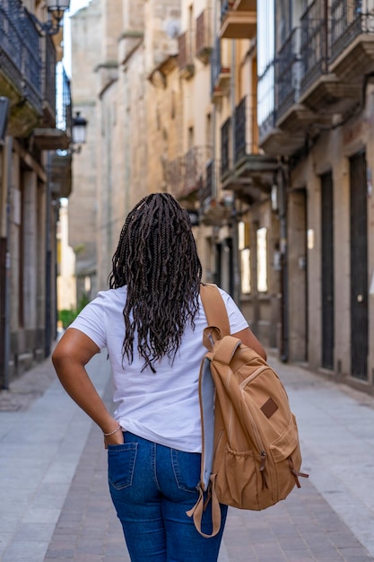 Photo fille de touristes marchant autour de ciudad rodrigo à salamanque