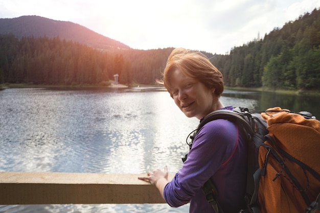 Photo fille touristique sur un lac de montagne synevyr. carpates, ukraine.