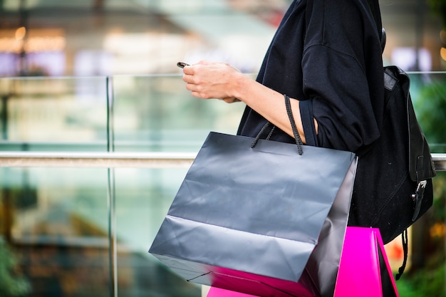 Fille transportant beaucoup de sacs à provisions