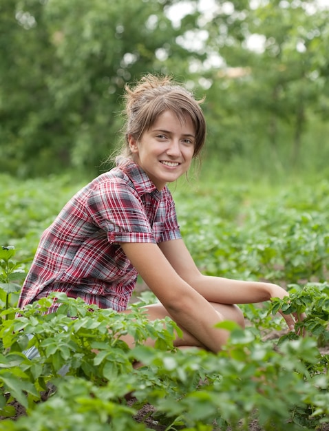 Fille travaillant dans le domaine