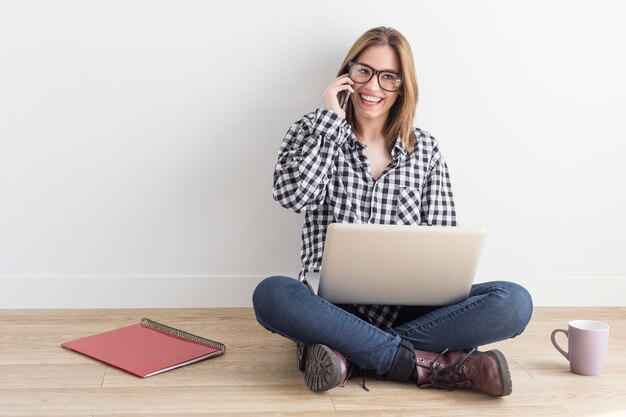 Fille travaillant avec l'ordinateur de sa maison