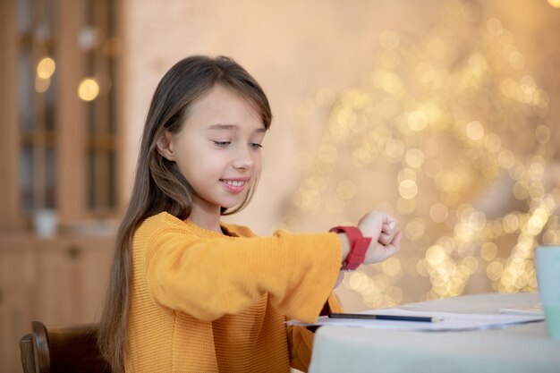 Fille travaillant sur ses leçons