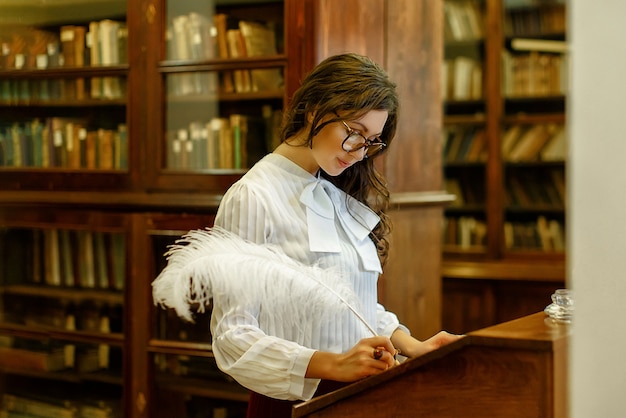 la fille travaille dans la bibliothèque historique