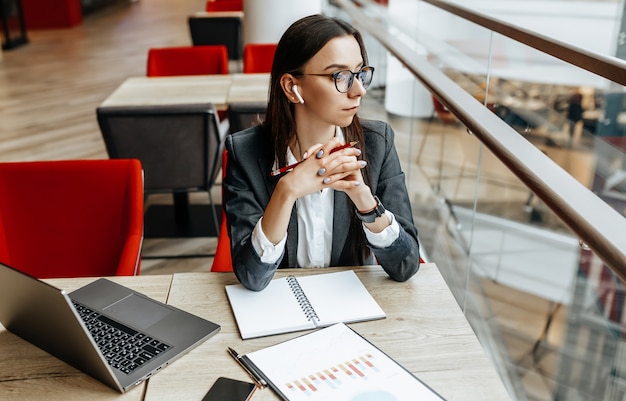 Fille travaille sur un ordinateur portable au bureau