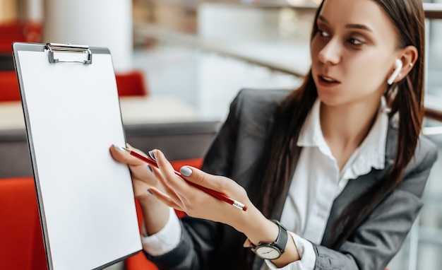 Fille travaille sur un ordinateur portable sur le lieu de travail