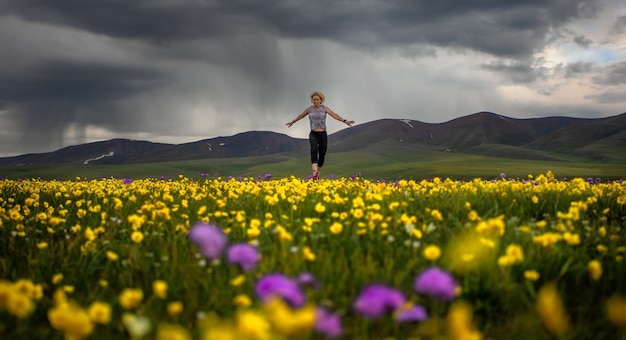 Une fille traverse un champ fleuri