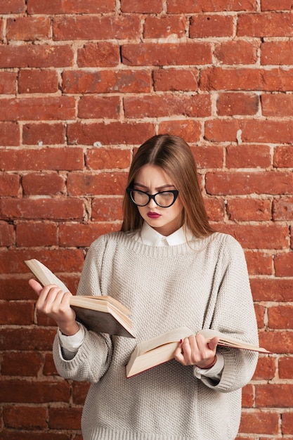 Fille très intelligente lisant deux livres en même temps