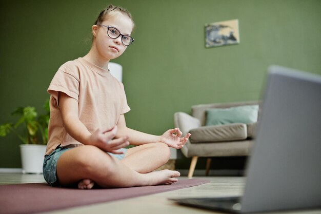 Fille trisomique dans un cours de yoga en ligne