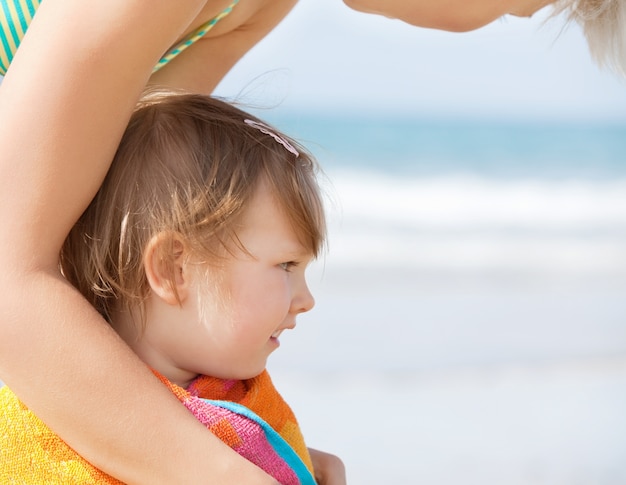 Une fille triste dans une serviette à la plage