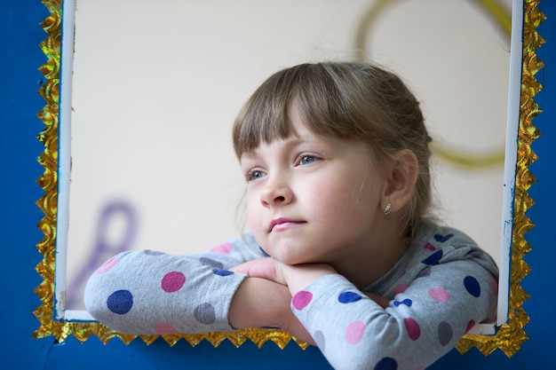 Photo fille triste regarde au loin. mauvaise humeur de l'enfant.