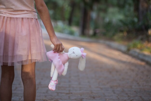 Fille triste tenant un ours en peluche