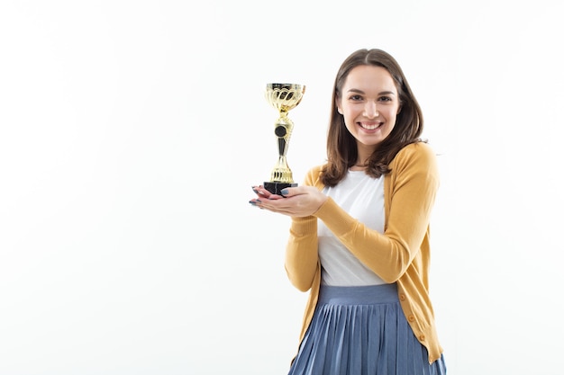 Fille avec un trophée gagnant