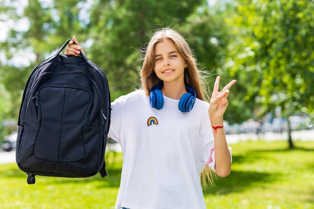 Fille en tshirt blanc avec sac à dos va à l'école