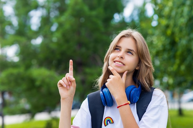 Fille en tshirt blanc avec sac à dos va à l'école