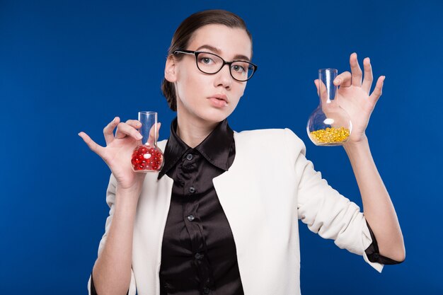 Fille avec des tubes à essai