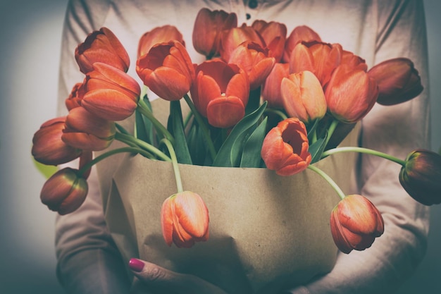 Fille et tulipes