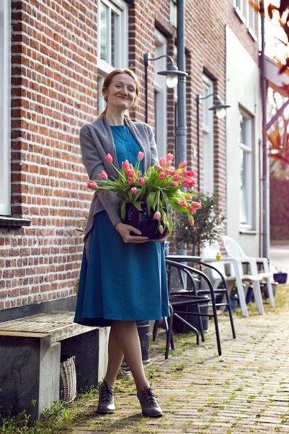 Fille et tulipes