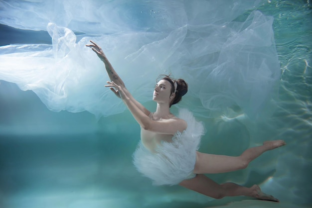 Fille en tutu sous l'eau